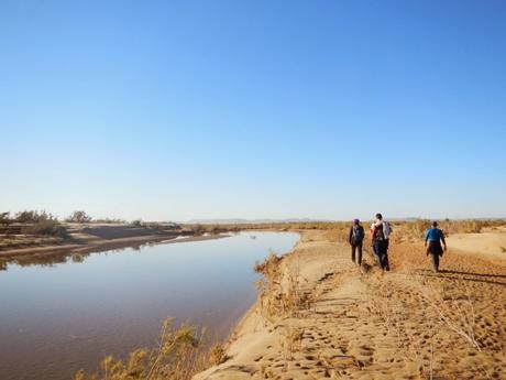 Del poblado de Nesrat a las dunas Tidri por la hamada del Draa. Marruecos