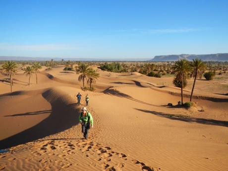 Del poblado de Nesrat a las dunas Tidri por la hamada del Draa. Marruecos