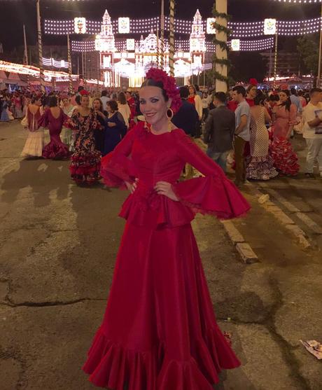 Foto de Sofía Rivera, con un vestido de diseño propio en la Feria