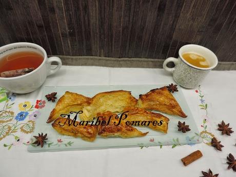 Trozos de hojaldre con almíbar. Trozos de hojaldre con almíbar.