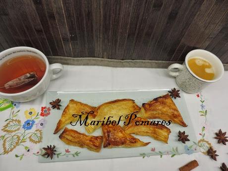 Trozos de hojaldre con almíbar. Trozos de hojaldre con almíbar.