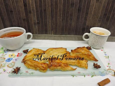 Trozos de hojaldre con almíbar. Trozos de hojaldre con almíbar.