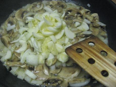 CANELÓN DE PAN DE MOLDE CON SETAS Y ENSALADA DE AHUMADOS