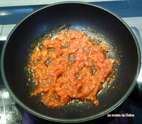 Montadito de lomo con chutney de tomate y verduras salteadas