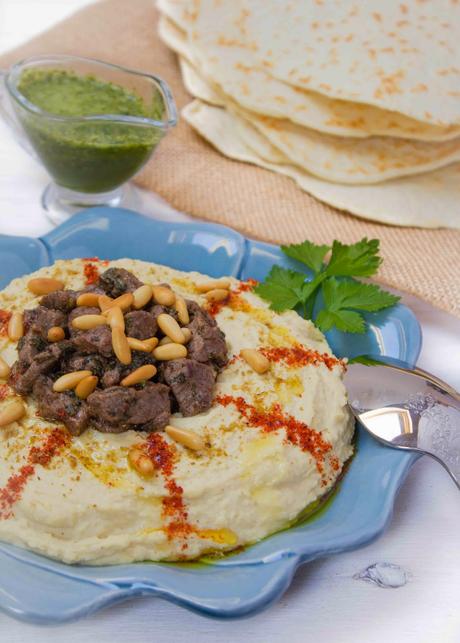Hummus con carne y pan rápido de yogur