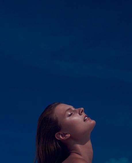 Constance Jabonski vuelve a la playa para Bazaar Constance Jabonski vuelve a la playa para Bazaar