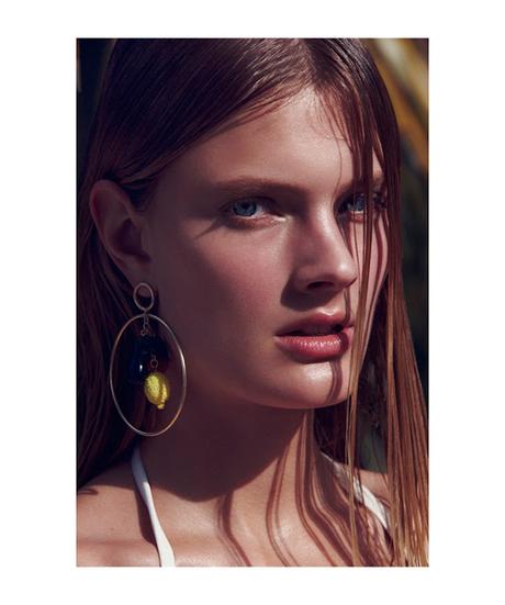 Constance Jabonski vuelve a la playa para Bazaar Constance Jabonski vuelve a la playa para Bazaar