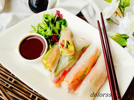 Rollitos de primavera con aguacate, salmón y salsa agridulce Rollitos de primavera con aguacate, salmón y salsa agridulce