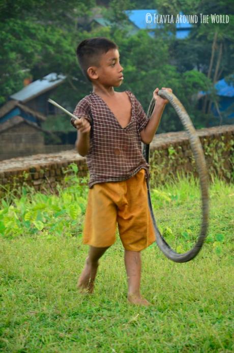 Niño birmano jugando a la rueda Niño birmano jugando a la rueda, Mrauk U, Myanmar