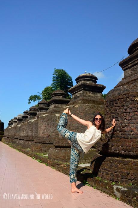 Yo haciendo el tonto en el templo de Shitthaung Yo haciendo el tonto en el templo de Shitthaung, Mrauk U, Myanmar