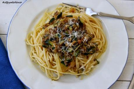 Espaguetis con carne mechada, calabacín y queso curado