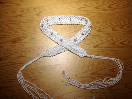 Hazte un cinturón con telar Cinturón tejido en telar con cuentas de madera y cuerda de algodon