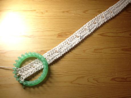 Hazte un cinturón con telar Tejiendo cinturón con cuentas en telar