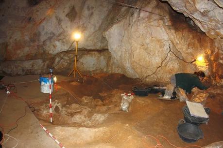 Descubren restos insólitos de metal de más de 3.100 años en la cueva de San Antonio de Cunit (Tarragona)