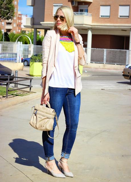 Un collar que alegra cualquier look Un collar que alegra cualquier look