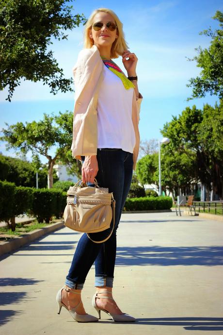 Un collar que alegra cualquier look Un collar que alegra cualquier look