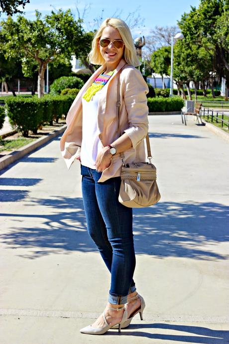 Un collar que alegra cualquier look Un collar que alegra cualquier look