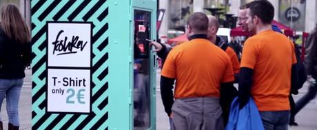 Esta vending machine vende camisetas a 2€ para sensibilizar sobre el origen de la ropa barata