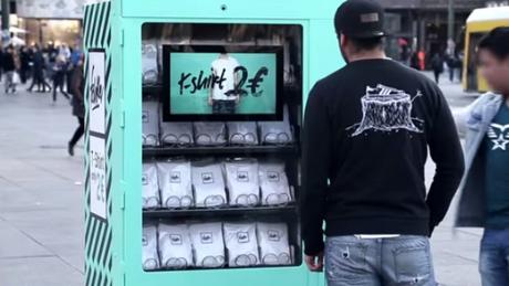 Esta vending machine vende camisetas a 2€ para sensibilizar sobre el origen de la ropa barata