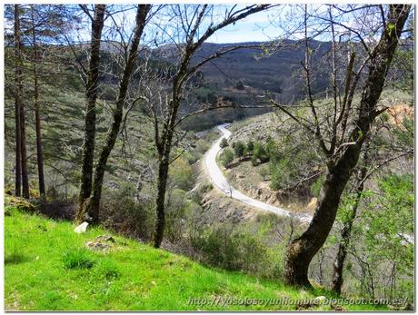 La carretera por el fondo del valle