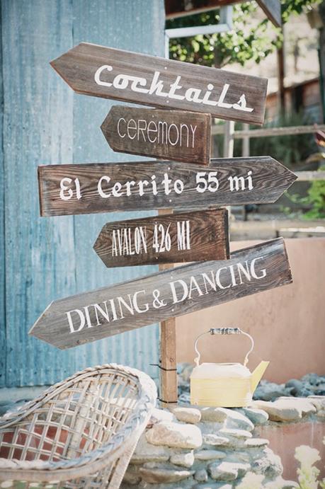 Señaliza tu boda con flechas o carteles de madera.