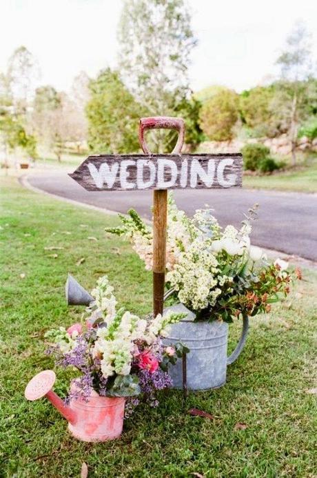 Señaliza tu boda con flechas o carteles de madera.