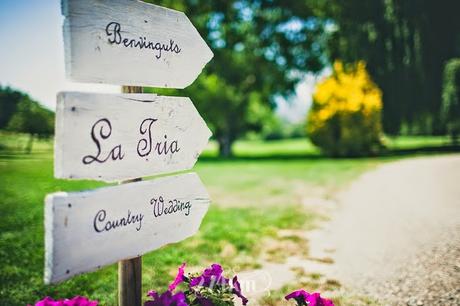 Señaliza tu boda con flechas o carteles de madera.