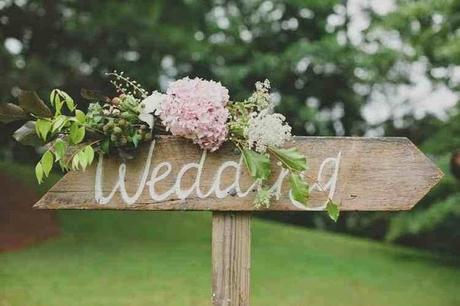 Señaliza tu boda con flechas o carteles de madera.