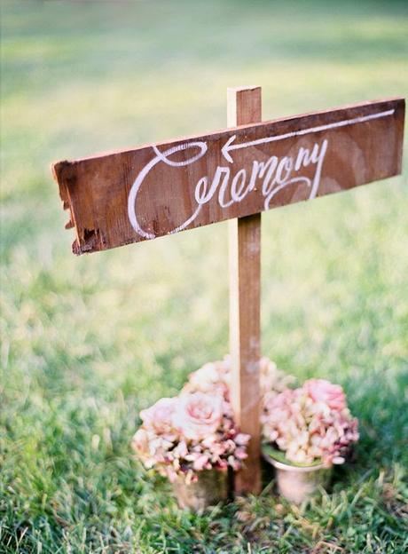 Señaliza tu boda con flechas o carteles de madera.