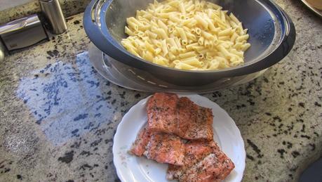 Pasta con salmón y langostinos