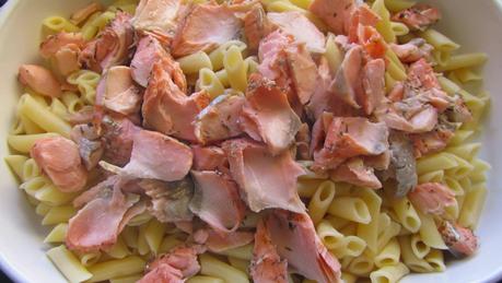 Pasta con salmón y langostinos