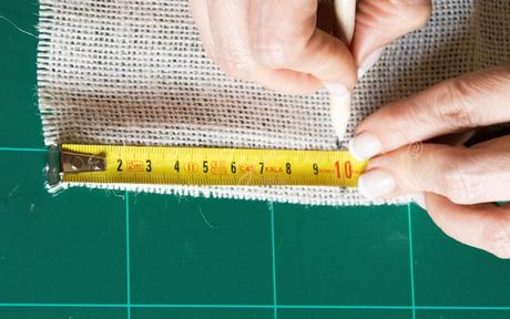 Midiendo el yute para el boutonniere Midiendo el yute para el boutonniere