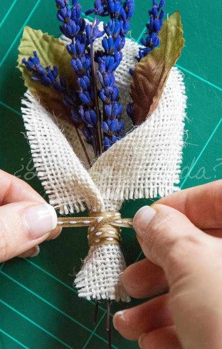 Atando la cinta decorativa al boutonniere Atando la cinta decorativa al boutonniere