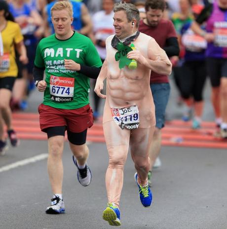 A-runner-at-the-start-of-the-2015-London-Marathon-dressed-in-fancy-dress-2