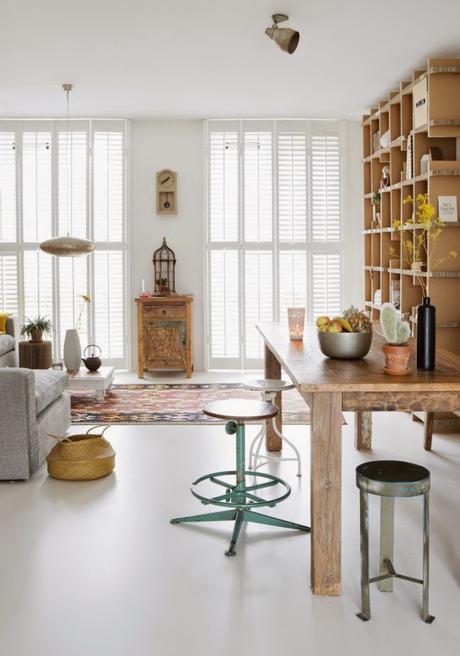 un salón-comedor decorado con kilims