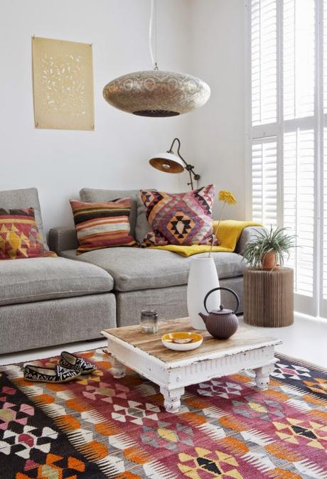 un salón-comedor decorado con kilims