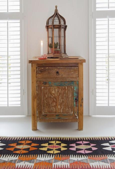 un salón-comedor decorado con kilims