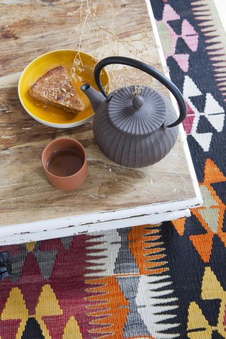 un salón-comedor decorado con kilims