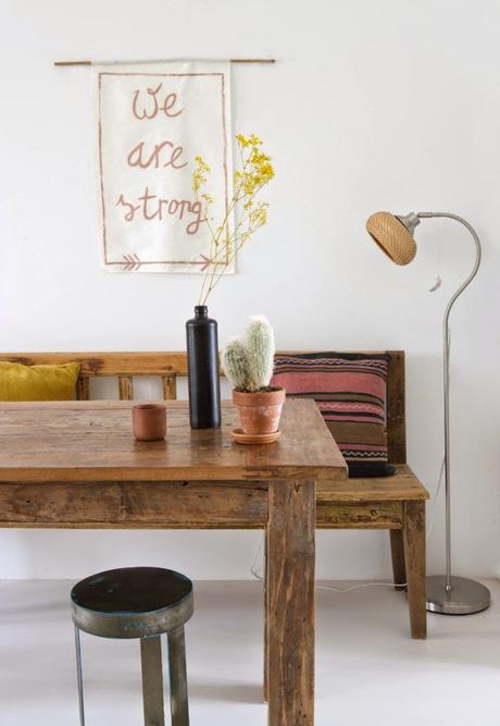 un salón-comedor decorado con kilims