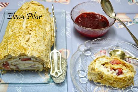 Rollo de merengue relleno de fresas con nata