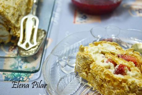 Rollo de merengue relleno de fresas con nata