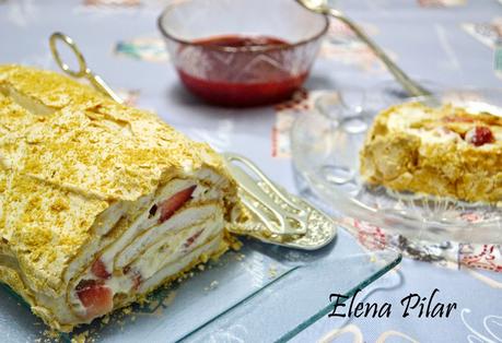 Rollo de merengue relleno de fresas con nata