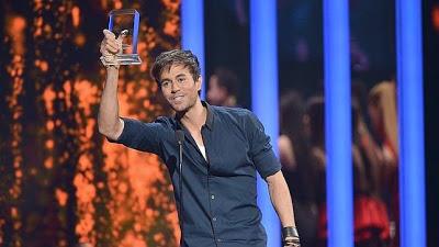 Romeo Santos y Enrique Iglesias arrasan en los Premios Billboard