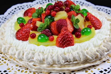 Tarta Pavlova de nata y frutas