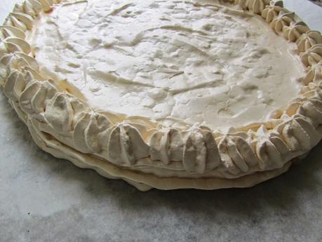 Tarta Pavlova de nata y frutas