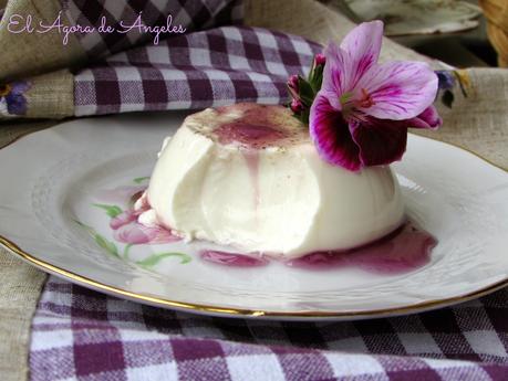 panna cotta,salsa de caramelos de violeta, caramelos de violeta