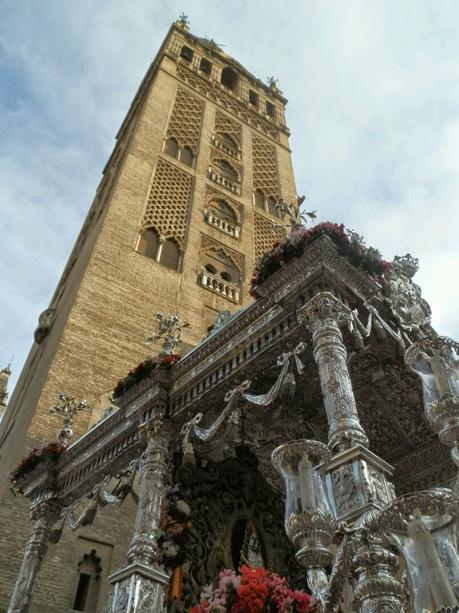 Nuestra hermandad en el regreso del simpecado del Rocío de Sevilla