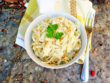 Tallarines con salsa de huevo y almendras Tallarines con salsa de huevo y almendras