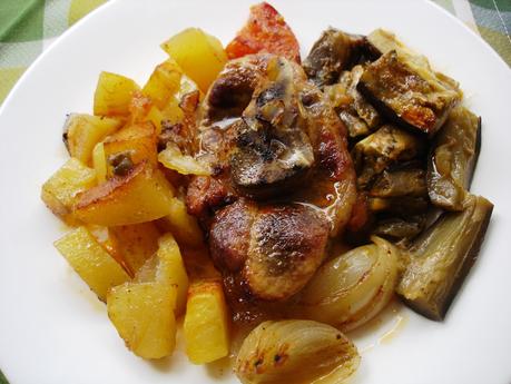 Codillo al horno con patatas y berenjena Codillo al horno con patatas y berenjena