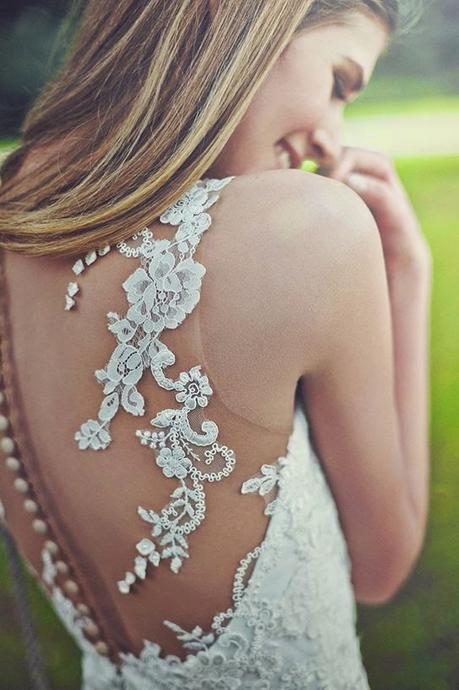 Vestido de novia con efecto tatuaje en la espalda de Pronovias